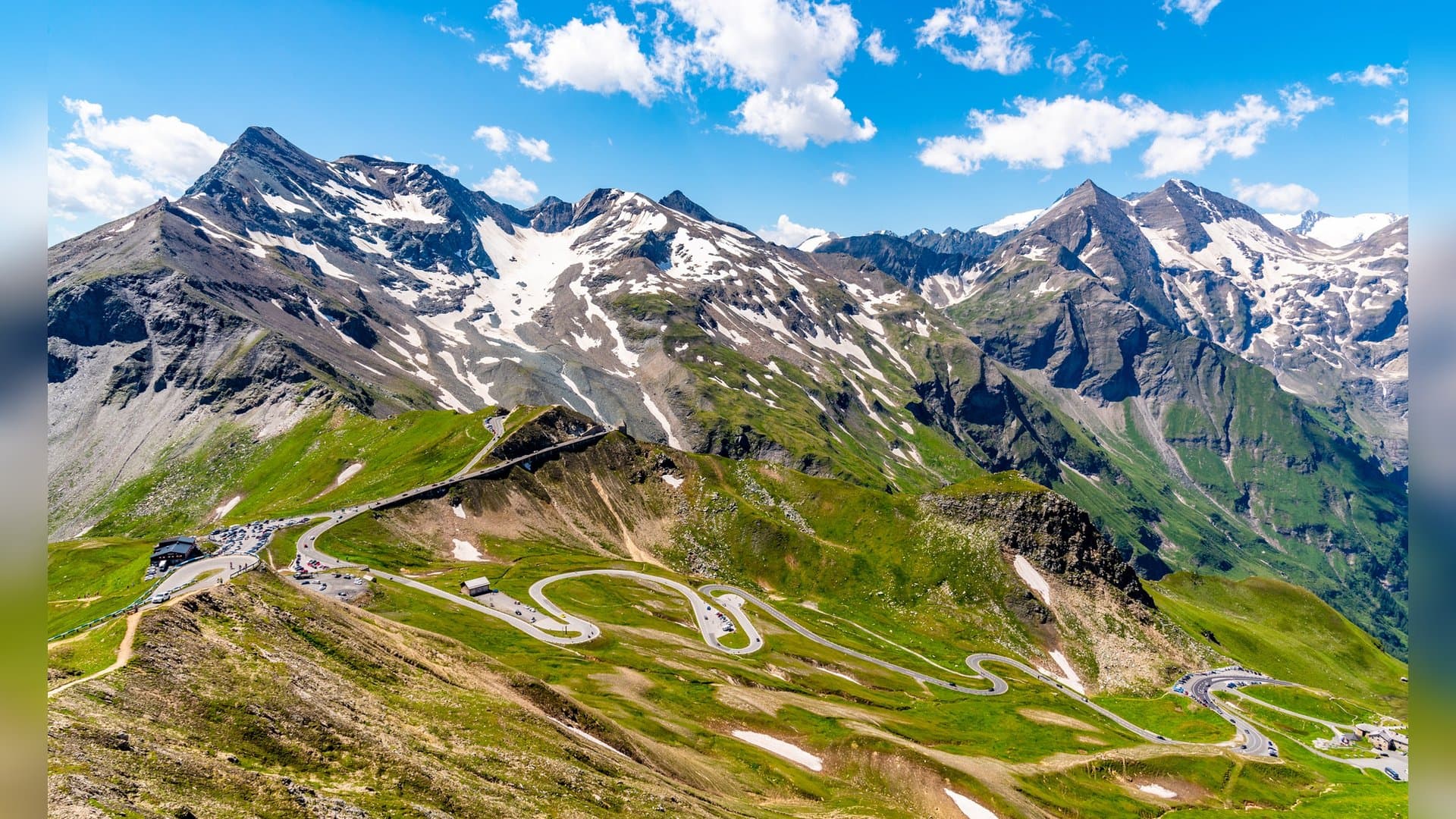 "Land der Berge" heißt es gleich zu Beginn in der Nationalhymne von Österreich. Völlig zu Recht: Hier gibt es fast 700 Berge über 3000 Meter. Im Vergleich: In Deutschland ist die Zugspitze mit 2962 die größte Erhebung. Das sind die majestätischsten Gipfel Österreichs (Bild: Großglockner).