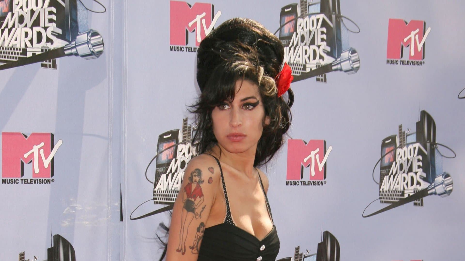 Mit dem Tod von Amy Winehouse war der Klub 27 im Jahr 2011 wieder Gesprächsthema: Die Soulsängerin wurde in ihrer Londoner Wohnung tot aufgefunden, sie starb an einer Alkoholvergiftung. Seit Jahren kämpfte sie mit einer Drogen- und Alkoholsucht.