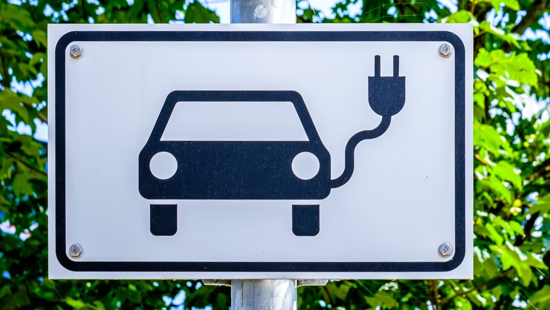 Die Bundesregierung kündigt 2026 die Rückkehr der staatlichen E-Auto-Förderung für Privatpersonen an. Haushalte mit kleinen und mittleren Einkommen sollen damit konkret beim Umstieg unterstützt werden.