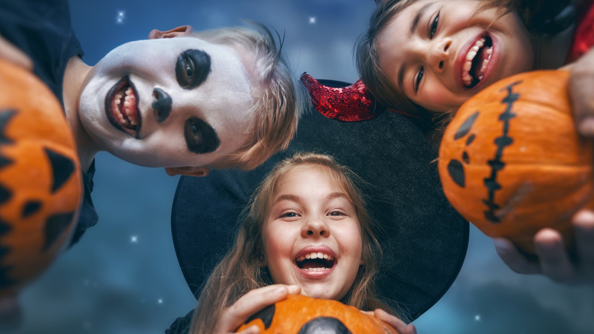 Halloween ist die Zeit, in der der Herbst seine geheimnisvolle Seite zeigt. Ob Freizeitpark, Schloss oder Burg: Überall locken Kürbisse, Lichter und Geschichten. Diese fünf Reiseziele versprechen Spaß, Gänsehaut und goldene Herbsttage.