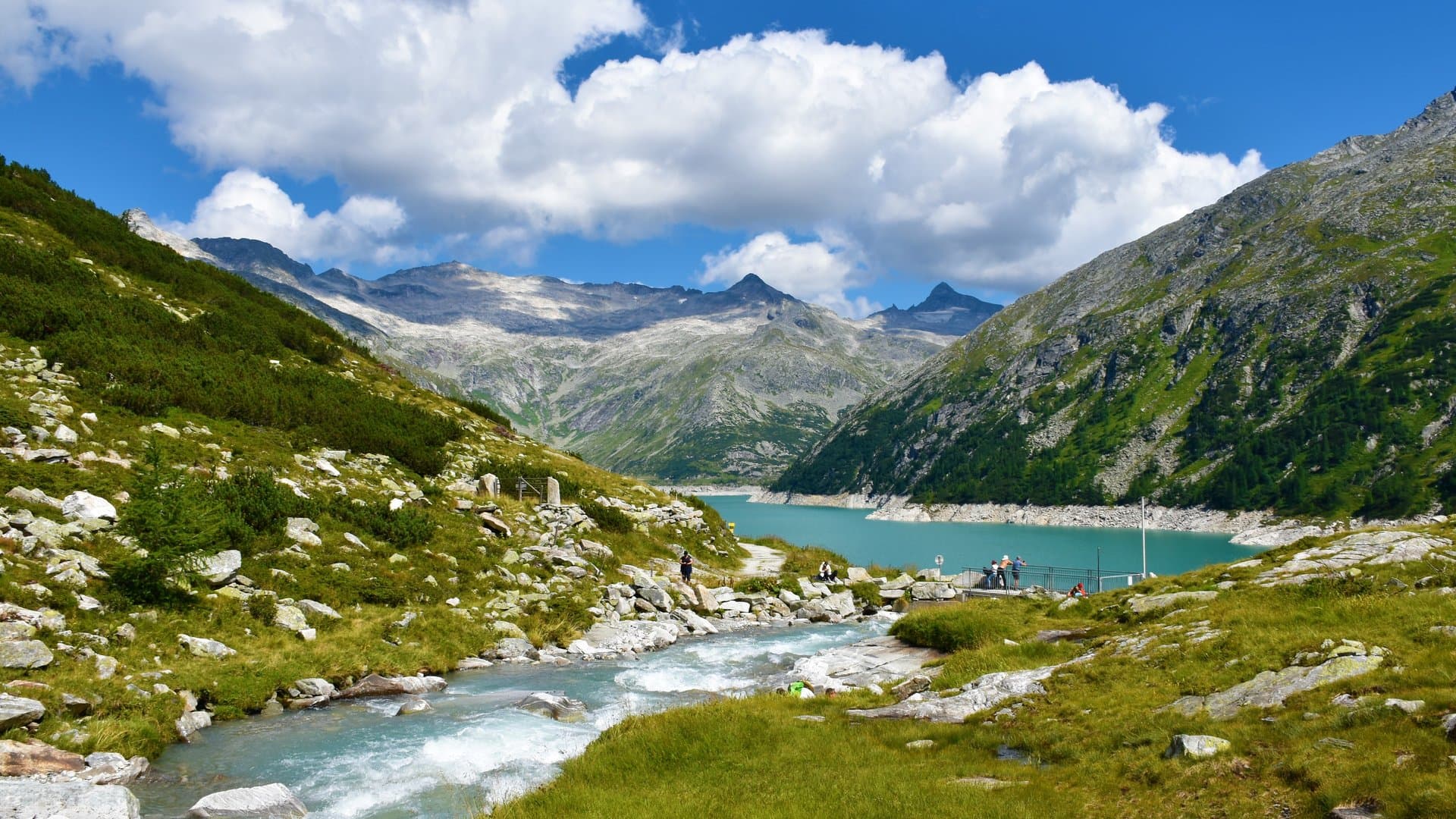 Wer seinen Sommerurlaub erst im Juni plant, findet abseits der beliebtesten Küstenregionen oft noch freie Unterkünfte, etwa in Mittelgebirgen, Bergregionen oder weniger bekannten Städten Europas.