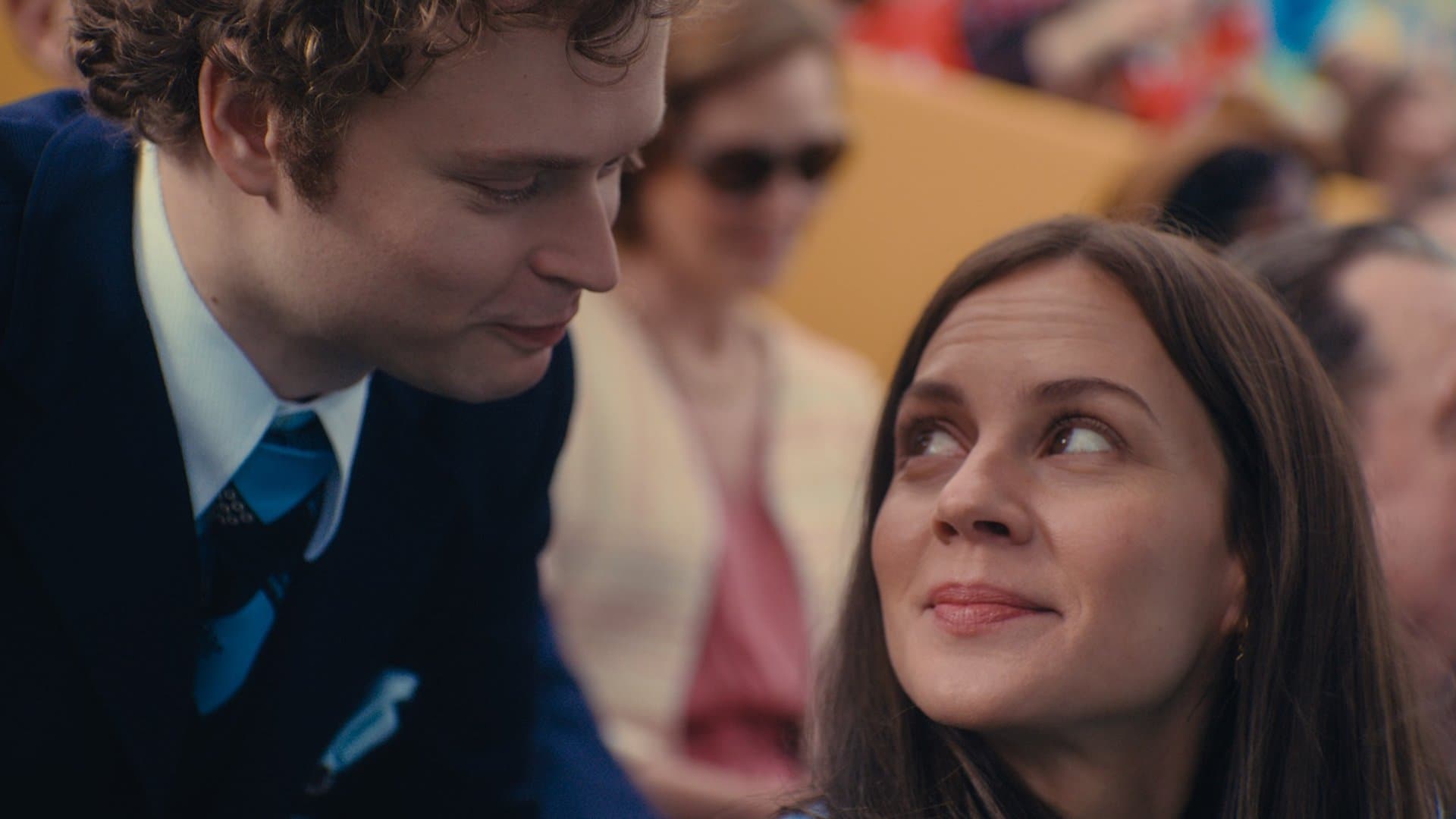 Kronprinz Carl Gustaf (Edvin Endre, li.) und Silvia Sommerlath (Alicia von Rittberg) in der Serie "Queen Silvia".