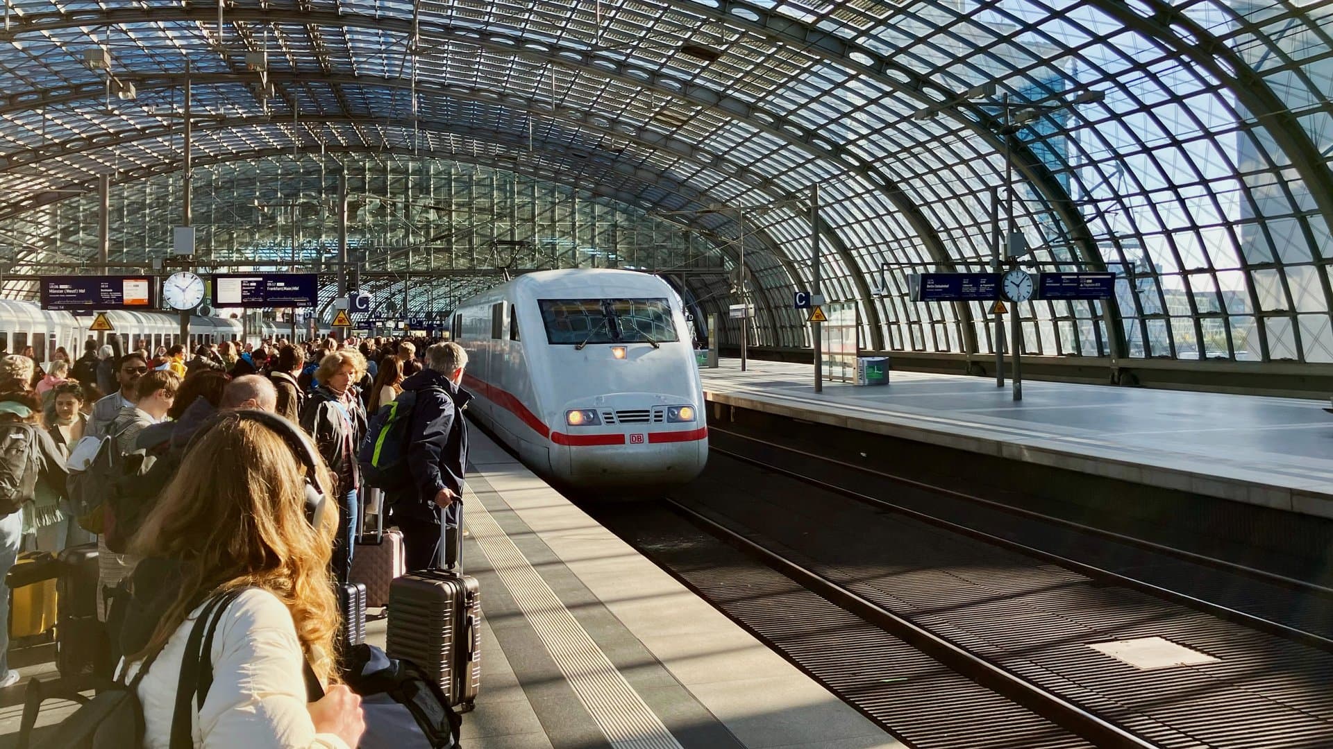 Nach einer Großstörung in der Nacht auf Mittwoch entspannt sich die Lage im Zugverkehr.