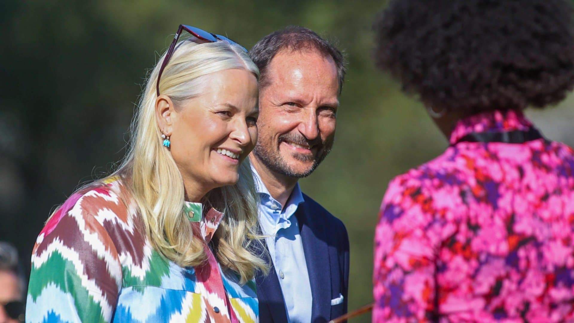 Kronprinzessin Mette-Marits Krankheit schritt so sehr fort, dass sie eine neue Lunge benötigte. Ihr Mann Haakon unternahm nun erstmals wieder eine Reise ins Ausland und wurde dort natürlich auch zu seiner Frau befragt.