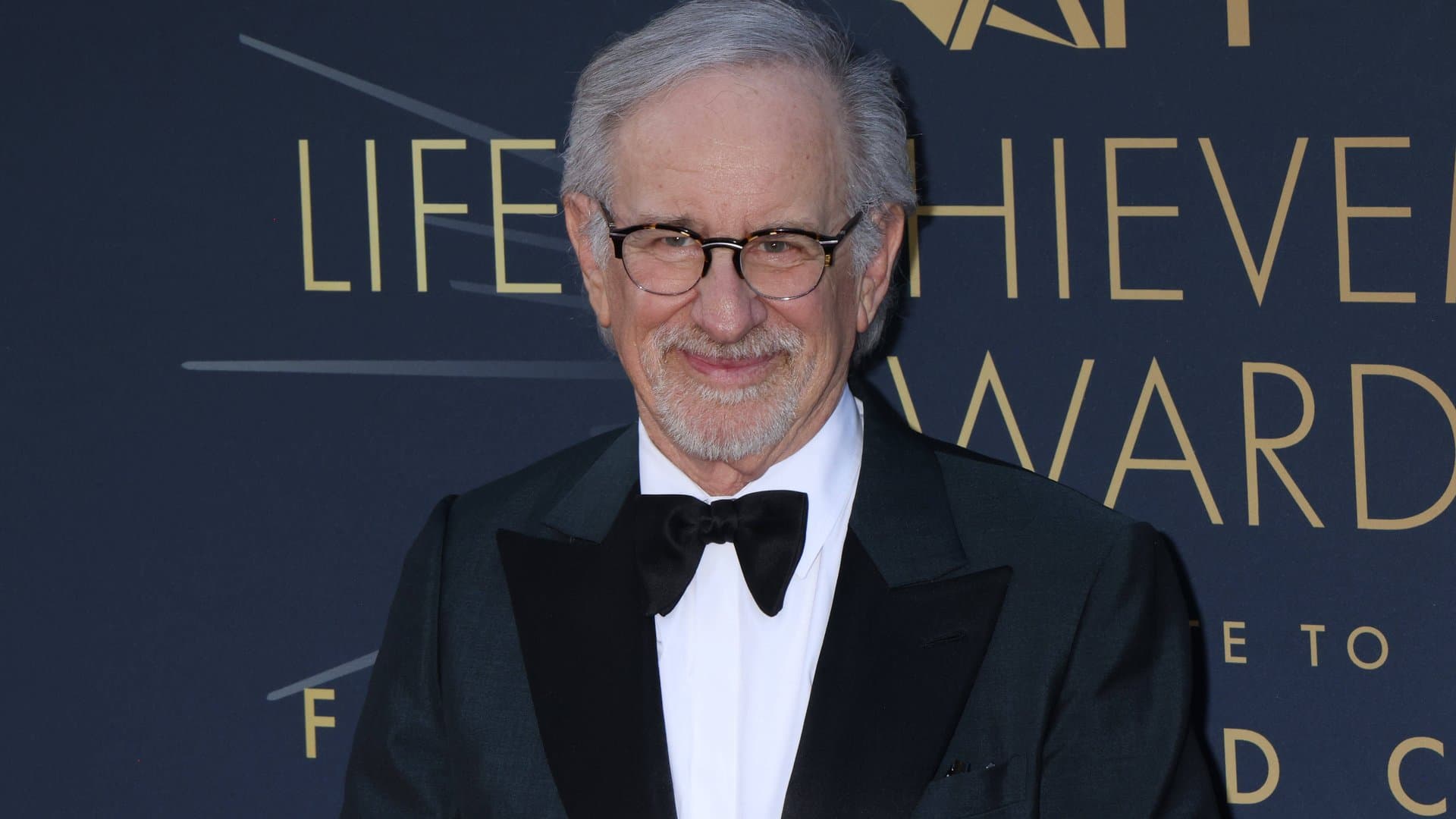 Große Ehre für Steven Spielberg: Mit seinem Grammy-Gewinn gehört er nun zum exklusiven EGOT-Klub. Nur 22 Künstlerinnen und Künstlern ist es bislang gelungen, Emmy, Grammy, Oscar und Tony im Wettbewerb zu gewinnen - darunter diese Namen.