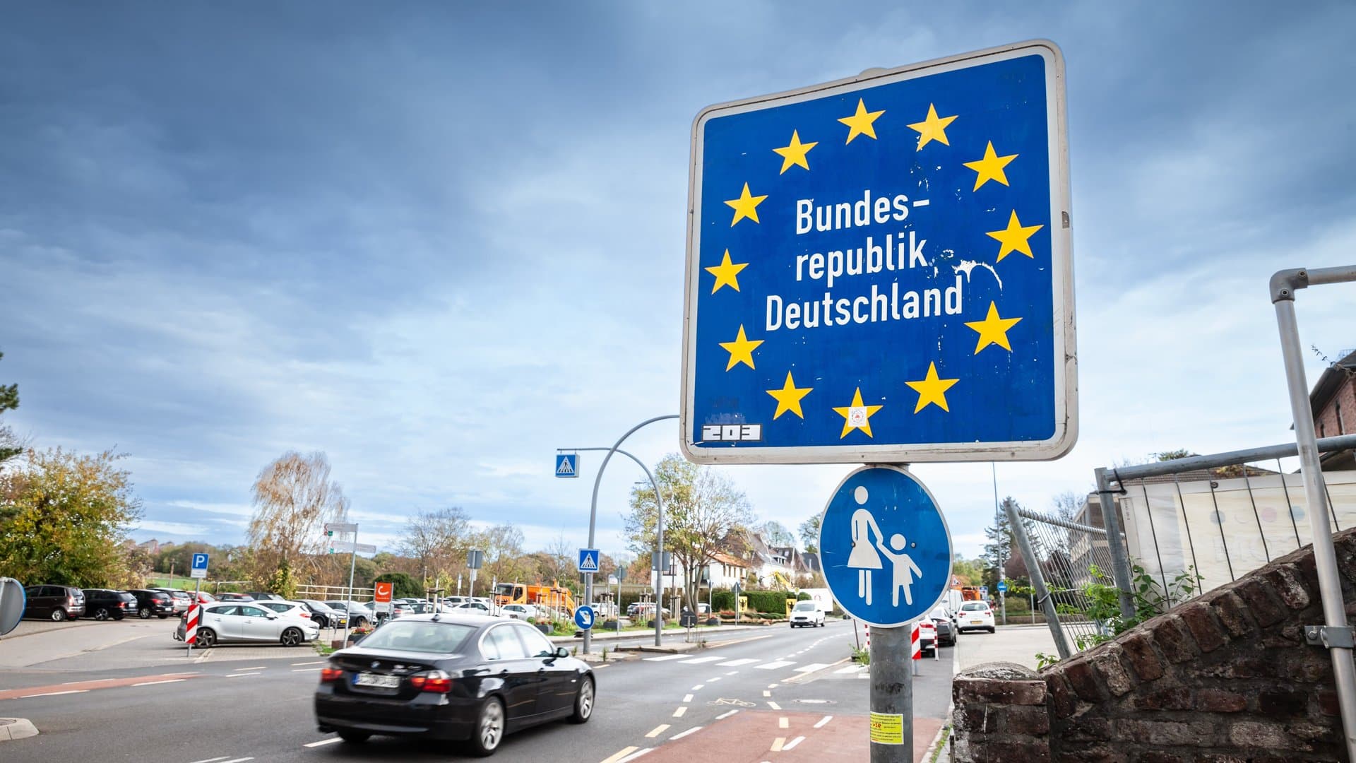 In einer aktuellen Umfrage zeigt sich: Klimaschutz rückt für viele Deutsche in den Hintergrund und das Auto gewinnt wieder mehr an Bedeutung. Was die Mobilitätsumfrage des ADAC noch verrät.
