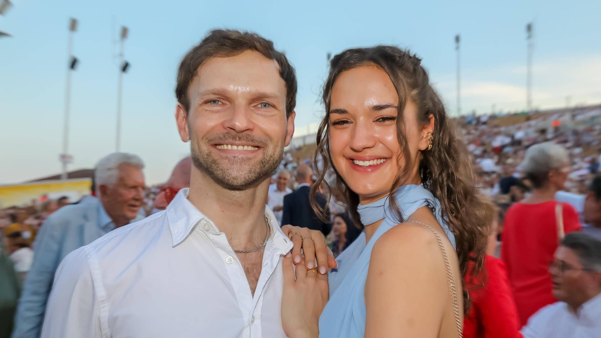 Vadim Garbuzov und seine Freundin bei der Premiere des Musicals "Ein Käfig voller Narren" im burgenländischen Mörbisch.