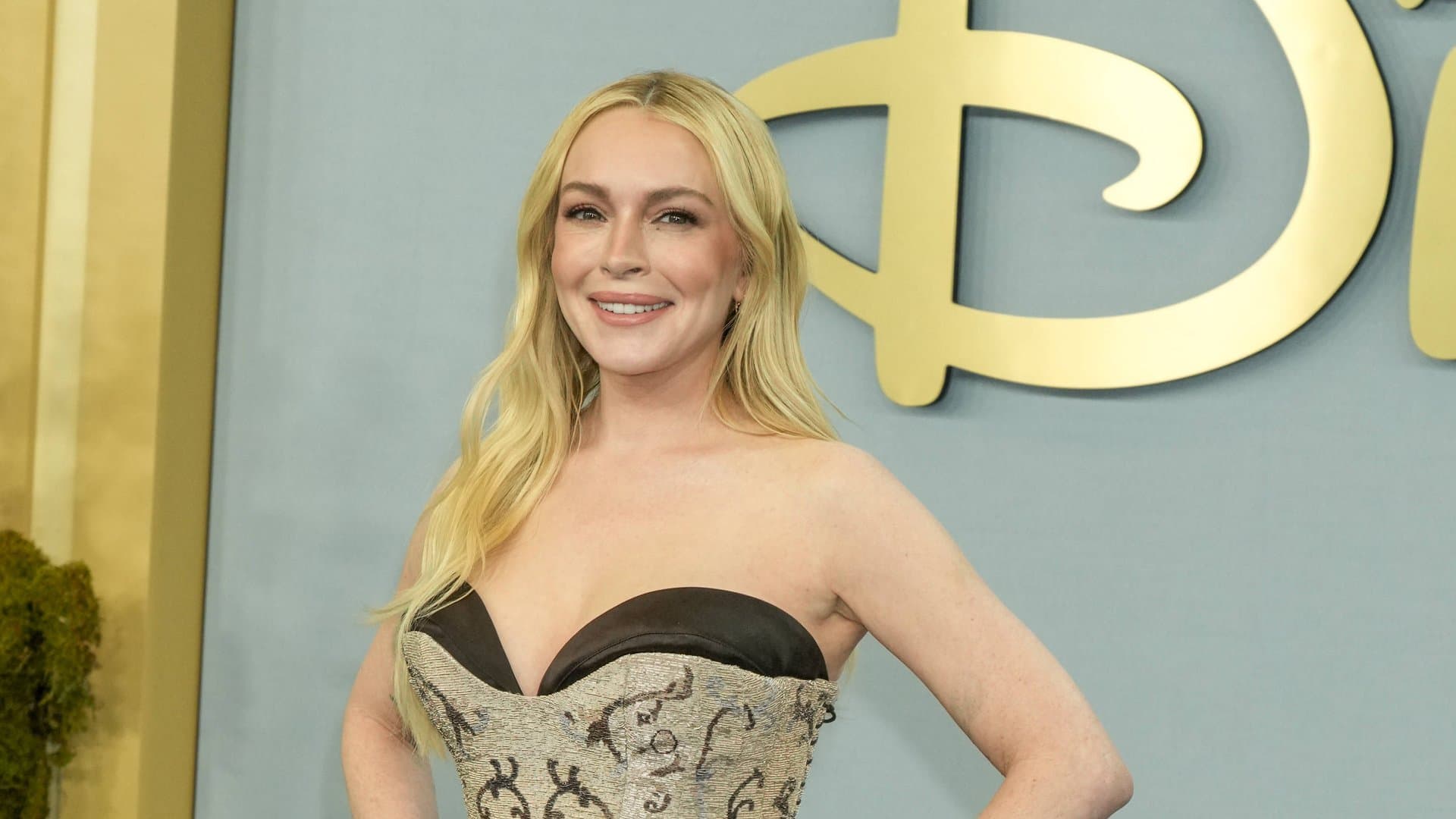 Lindsay Lohan has parted ways with her blonde hair.