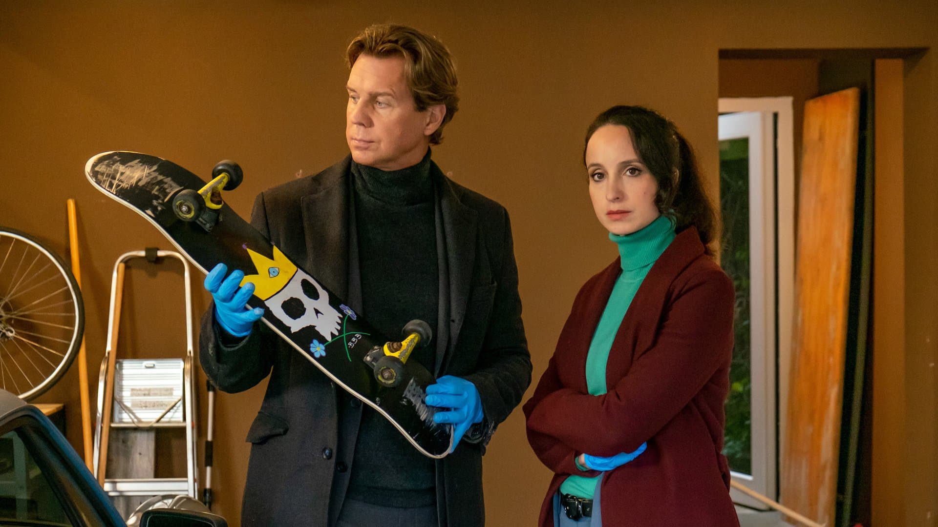 "Der Alte: Der große Bruder": Ein verdächtiges Skateboard am Tatort bringt Caspar Bergmann (Thomas Heinze, l.) und Annabell Lorenz (Stephanie Stumph) auf eine heiße Spur.