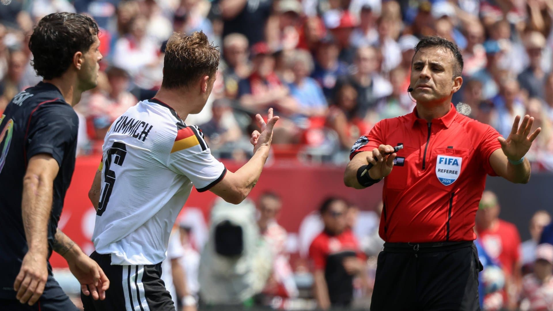 Joshua Kimmich diskutiert beim WM-Testspiel gegen die USA mit dem Schiedsrichter - in diesem Fall ohne VAR-Unterstützung.