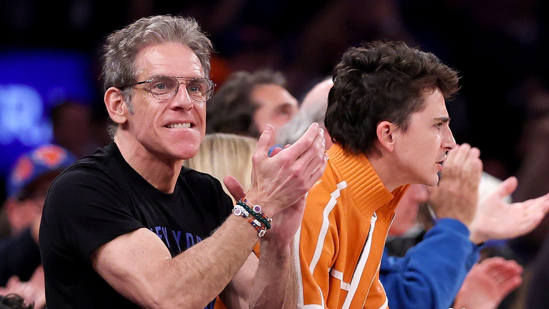 Ben Stiller (l.) und Timothée Chalamet sind eingefleischte Knicks-Fans und fieberten auch am Montagabend mit ihrer Mannschaft mit.