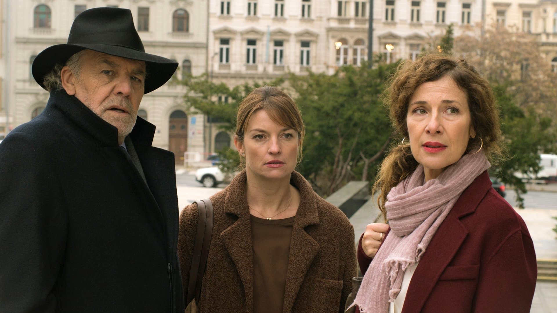 "Der Zürich-Krimi: Borchert und das Geheimnis des Mandanten": Borchert (Christian Kohlund, l.) und Dominique (Ina Paule Klink, M.) unterstützen die Frau (Clelia Sarto) eines Mandanten.