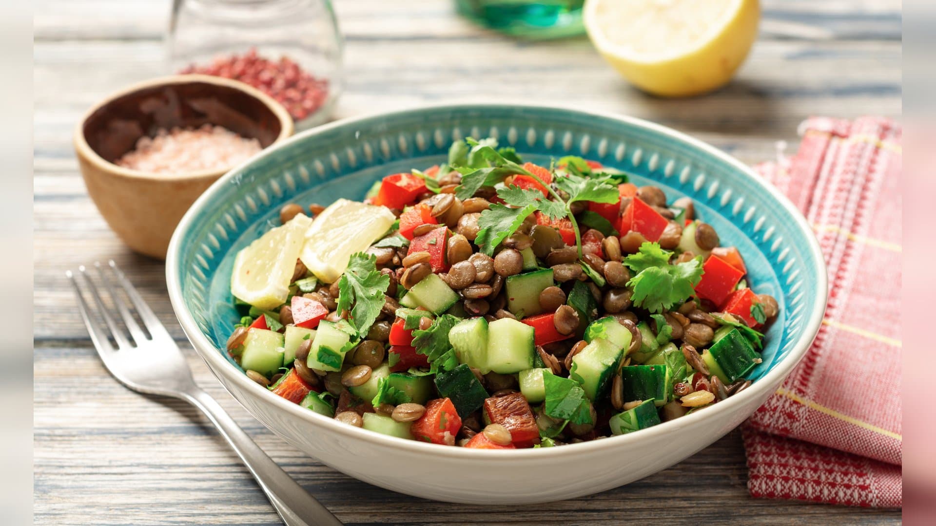 Für diesen Linsensalat muss niemand lange in der Küche stehen.