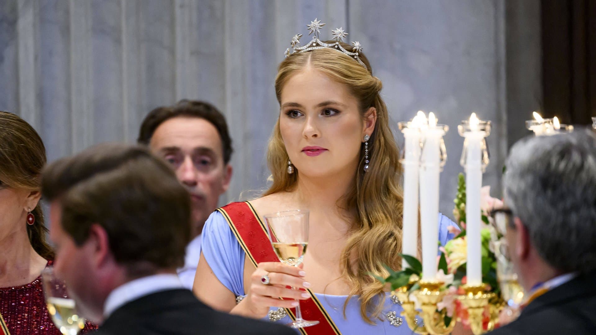 Kronprinzessin Amalia trägt das Hochzeitsdiadem von Máxima.