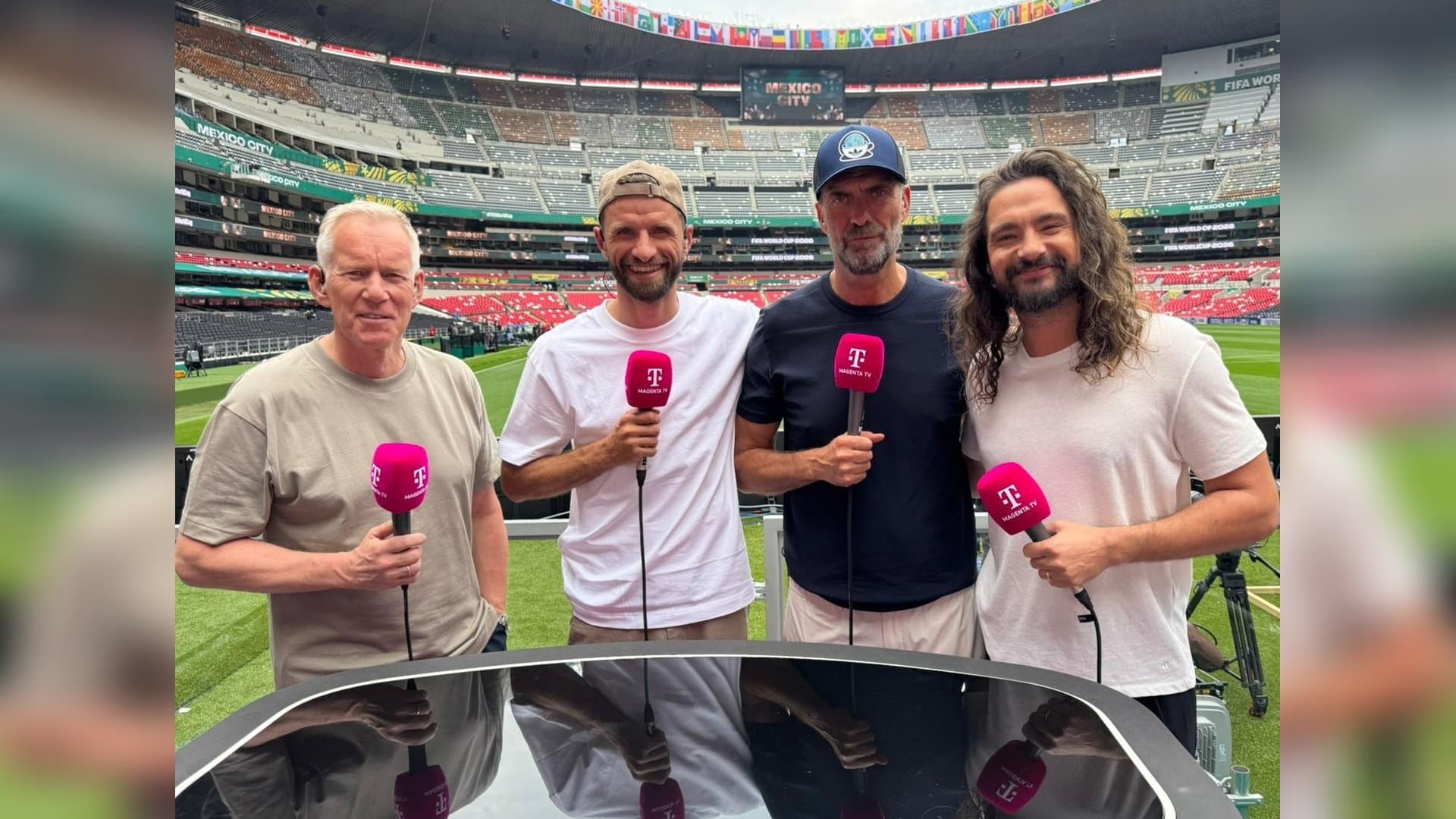 Tom Kaulitz mit Jürgen Klopp, Thomas Müller und Johannes B. Kerner. (v.r.n.l.)
