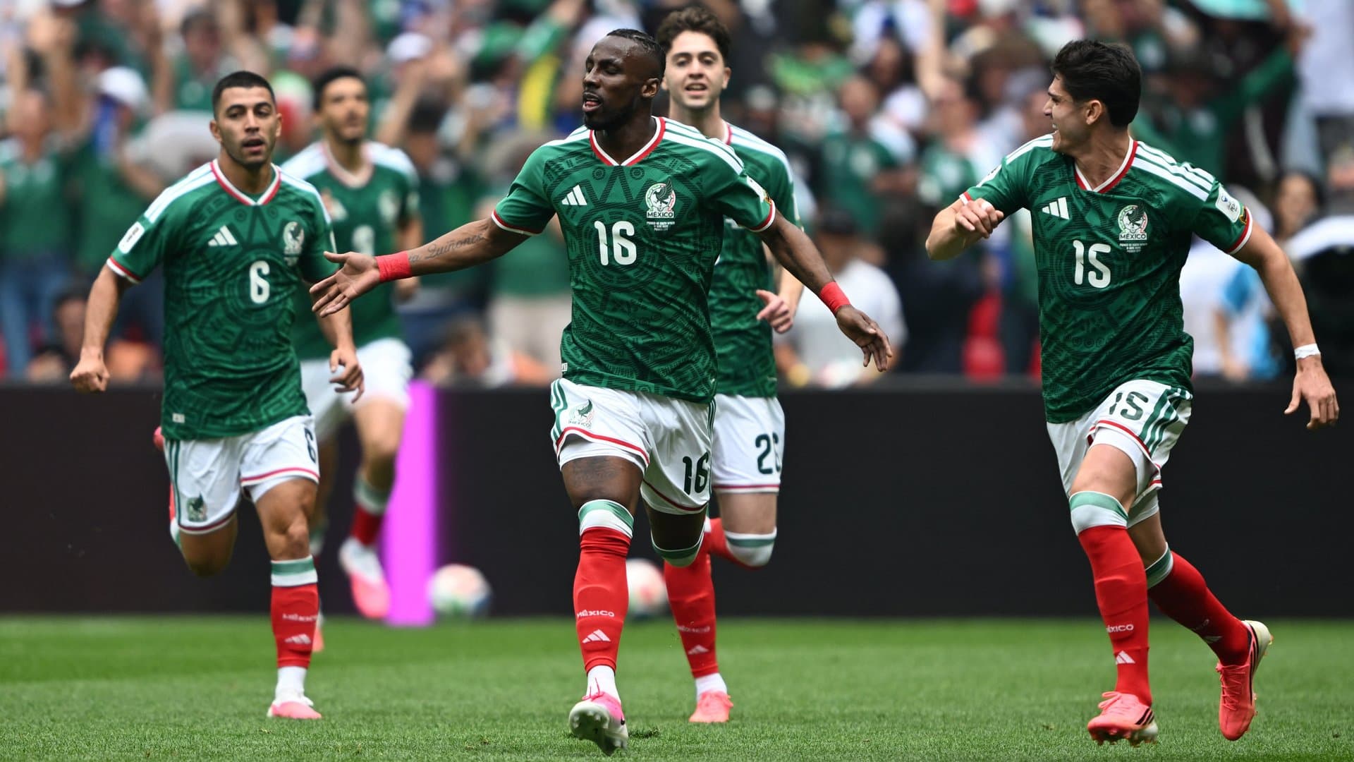 Julián Quiñones (Mitte) erzielte für Mexiko das erste Tor der WM.