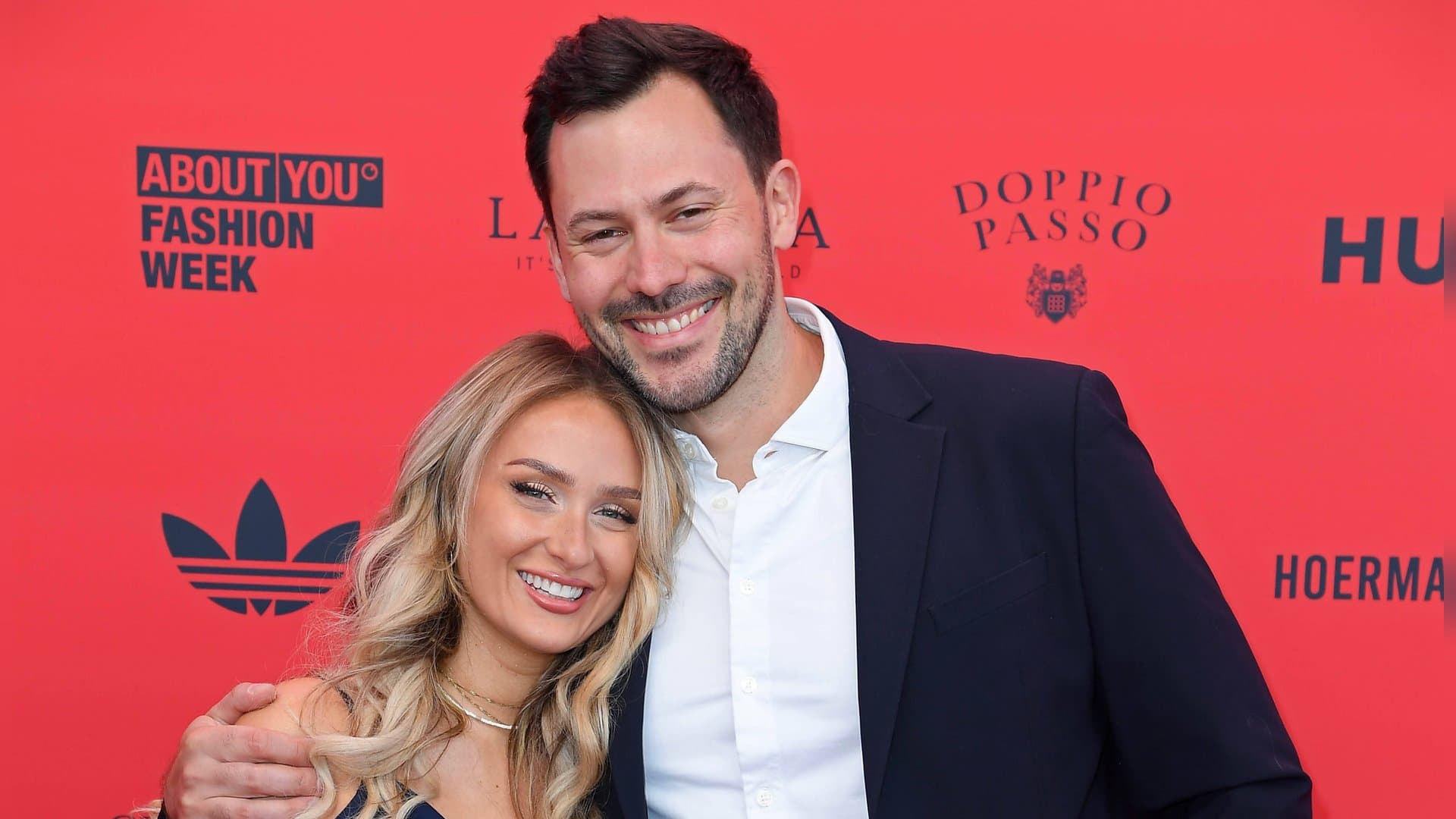 Jenny Koepper und Sebastian Klaus sind bereits seit März standesamtlich verheiratet. Jetzt folgte die große Sause in Spanien.