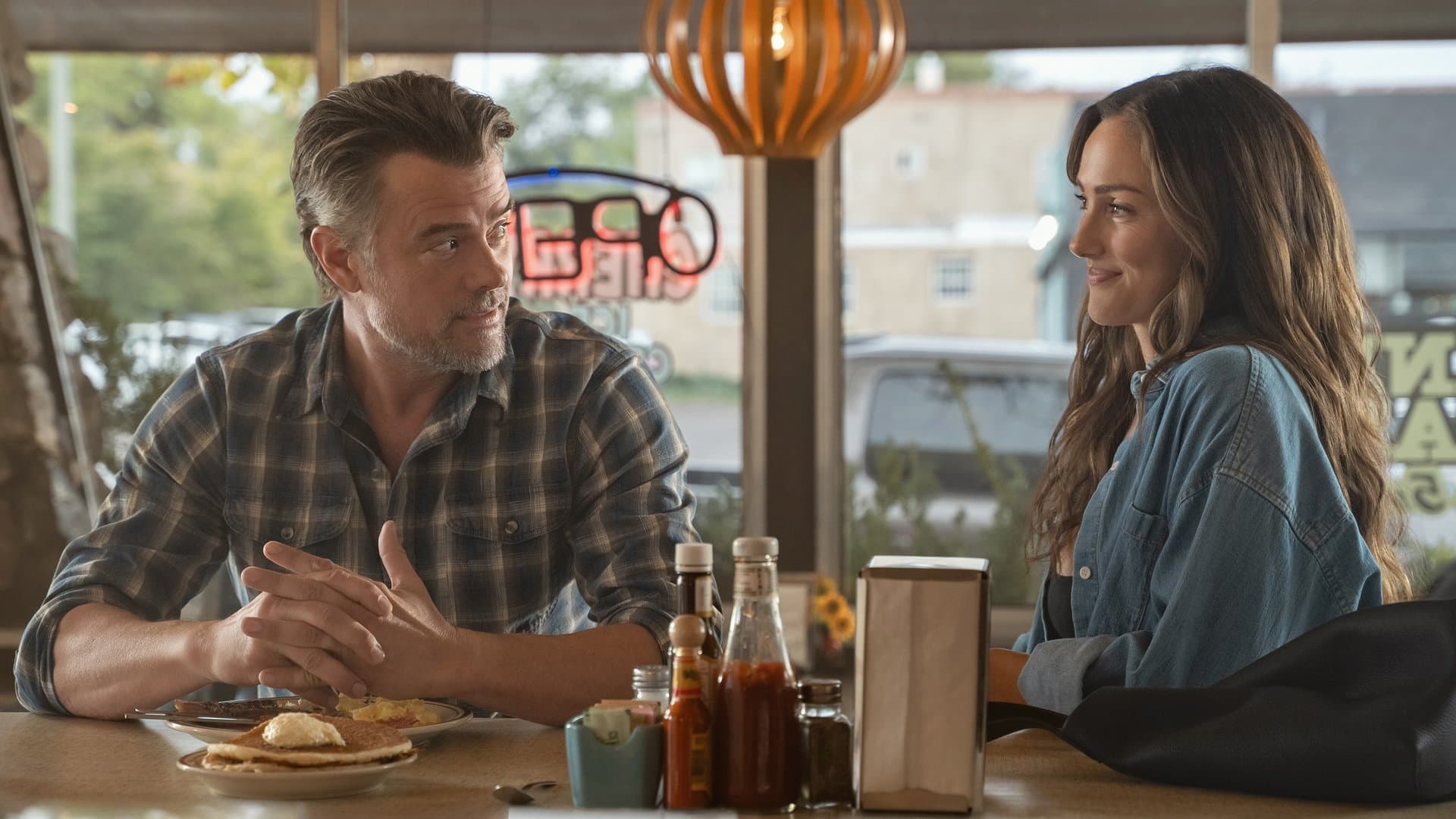 Josh Duhamel als Staten and Minka Kelly als Quinn in der zweiten Staffel "Ransom Canyon".
