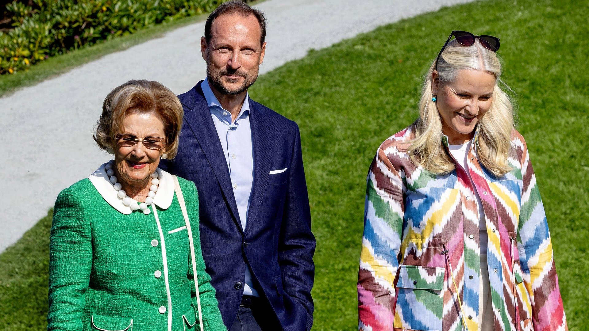 According to a Norwegian media report, Queen Sonja has visited her daughter-in-law Mette-Marit in the hospital.