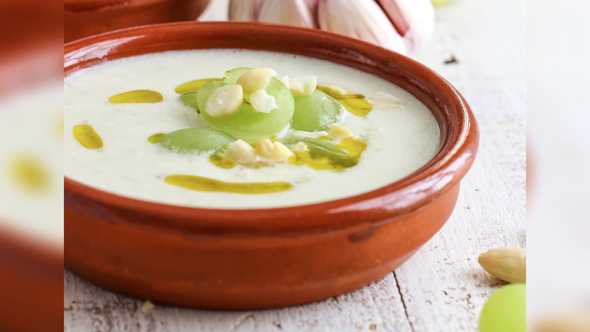 Die andalusische Suppe erfrischt an warmen Sommertagen.