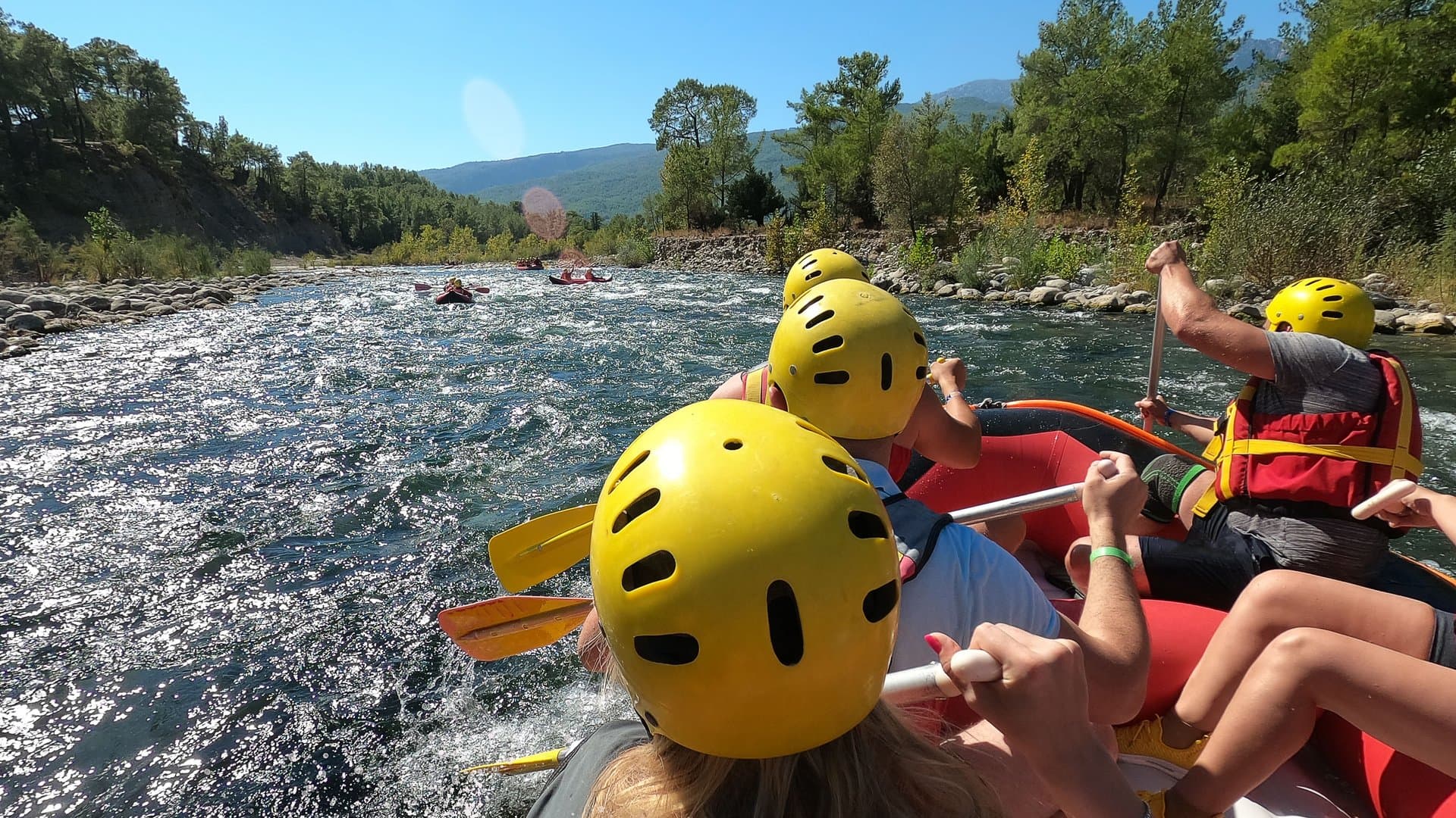 Beim gemeinsamen Abenteuer auf einem Fluss sind alle gleichberechtigt.