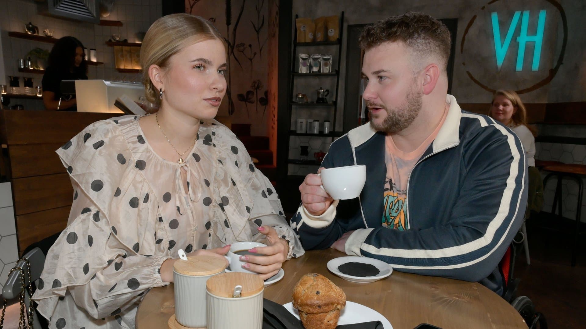 "GZSZ": Johanna (l.) zeigt Mitgefühl, als Jonas wegen der ungewissen Zukunft des Jugendclubs frustriert ist.
