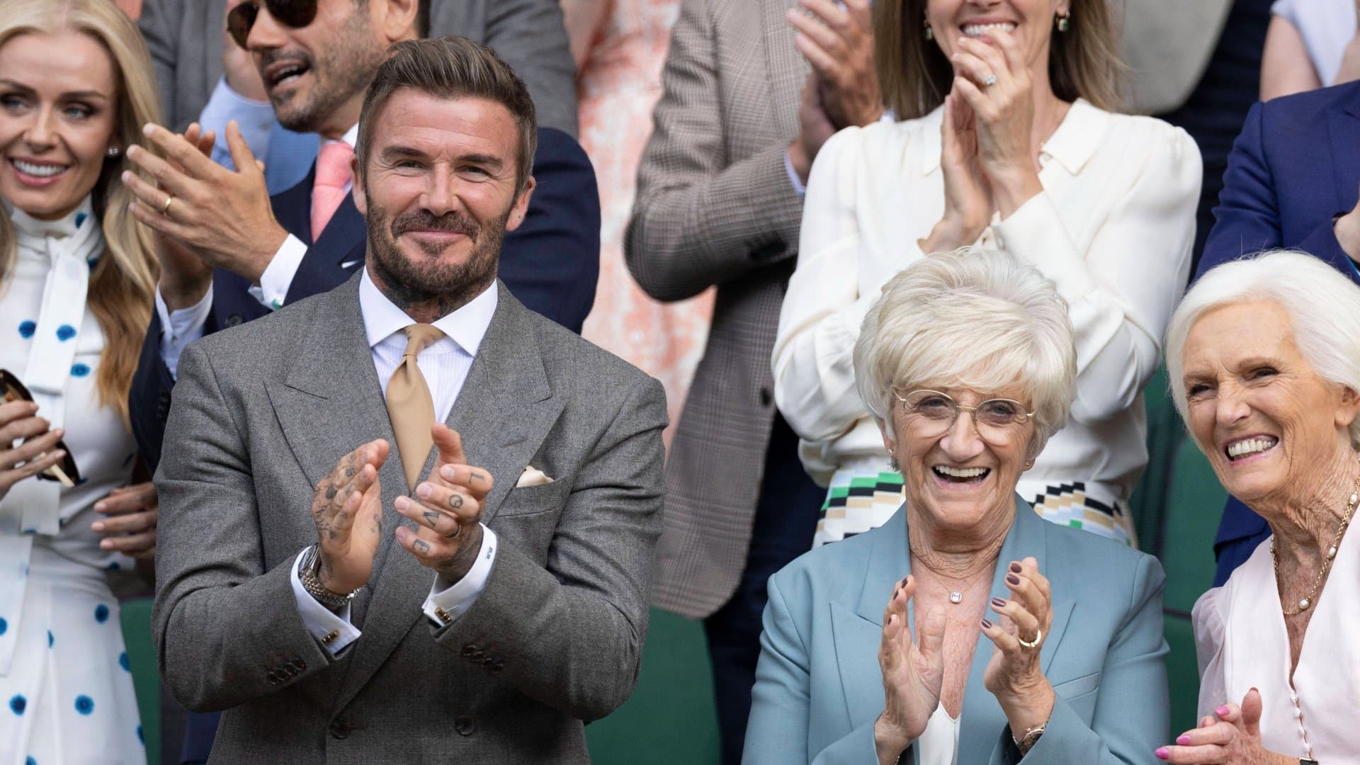 David Beckham ließ es sich nicht nehmen, mit seiner Mutter Sandra Georgina West den Auftakt von Wimbledon live zu sehen.