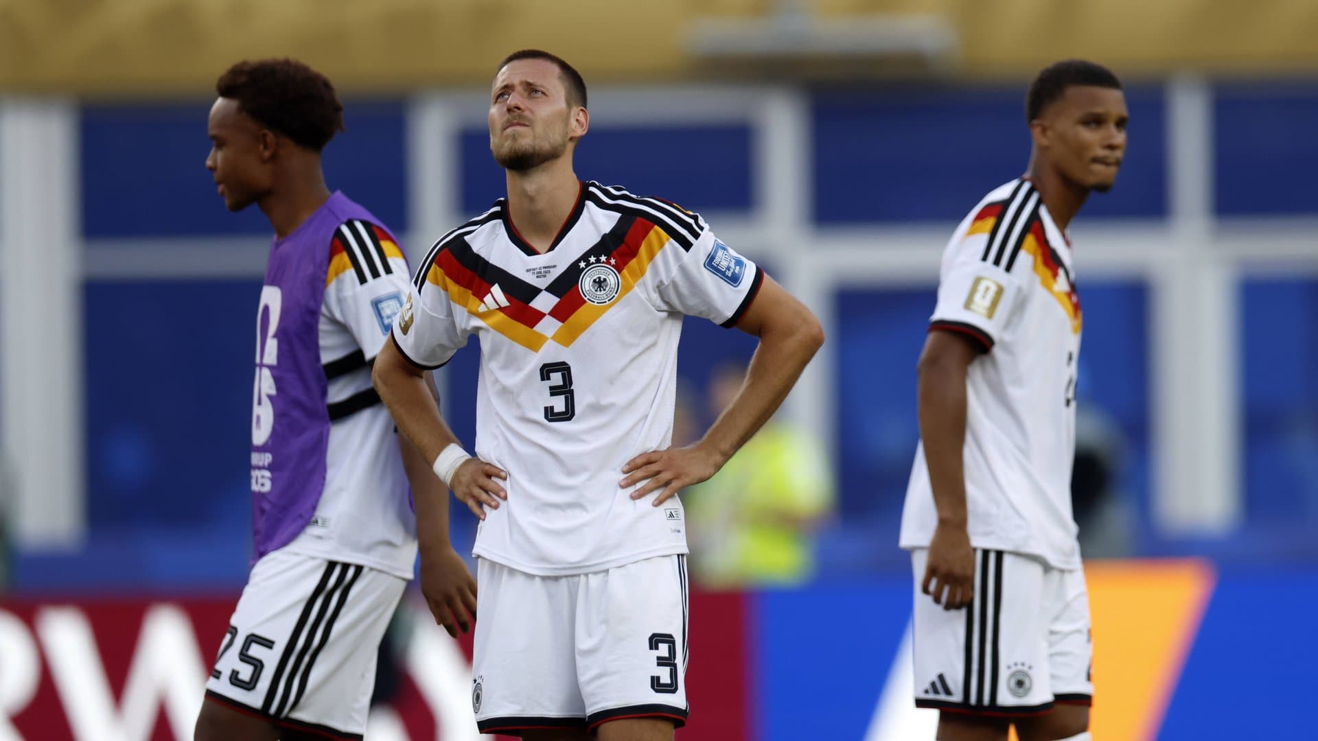 Frust pur - nicht nur bei den ausgeschiedenen DFB-Stars, sondern bei Millionen Menschen, die bis spätnachts vor dem TV saßen.