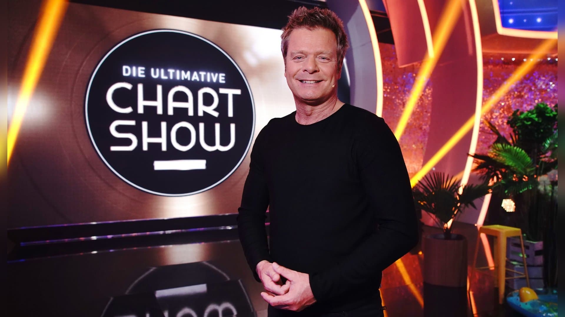 Oliver Geissen presents "Die ultimative Chart Show" on RTL.