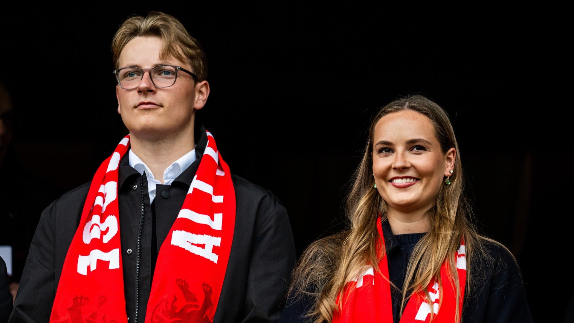 Hier freuten sich Prinz Sverre Magnus und Prinzessin Ingrid Alexandra noch über Norwegens Sieg, am nächsten Tag mussten die Royals selbst ihr Können unter Beweis stellen.