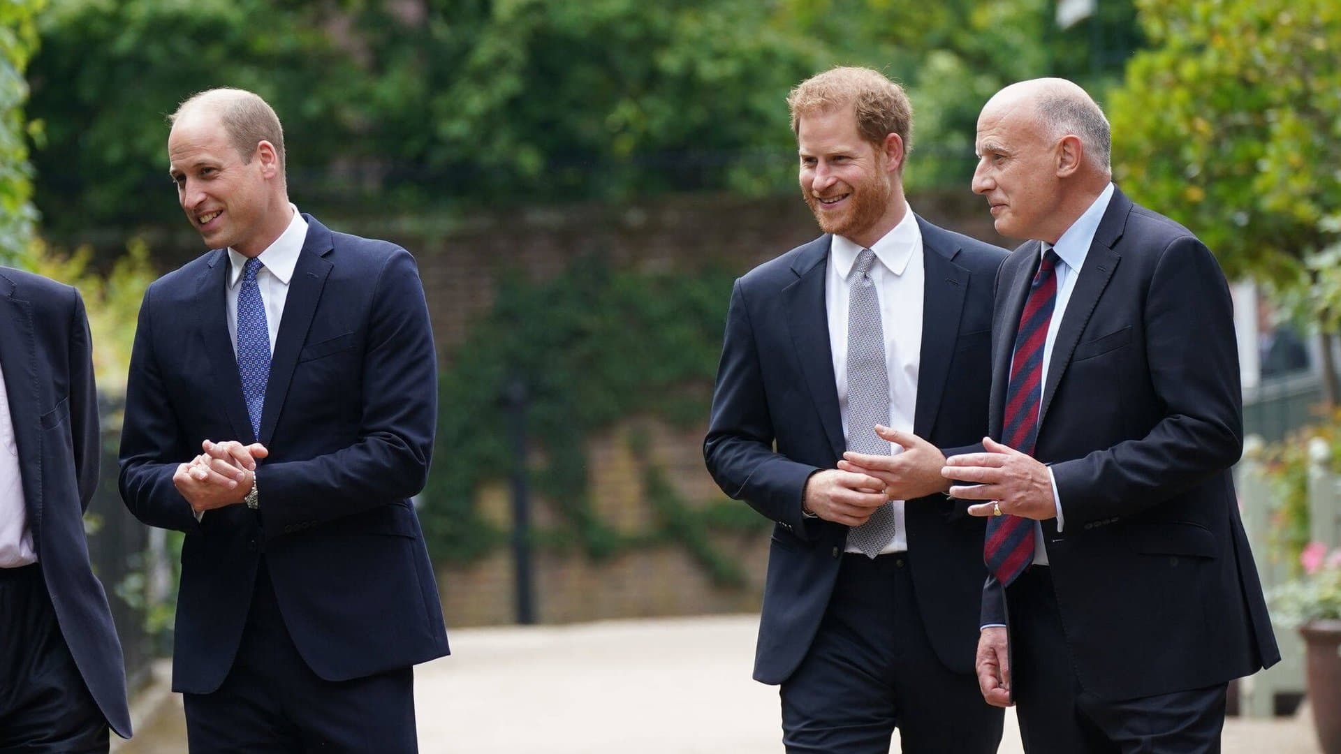 Jamie Lowther-Pinkerton (r.) with Prince Harry (m.) and Prince William in 2021 in London.