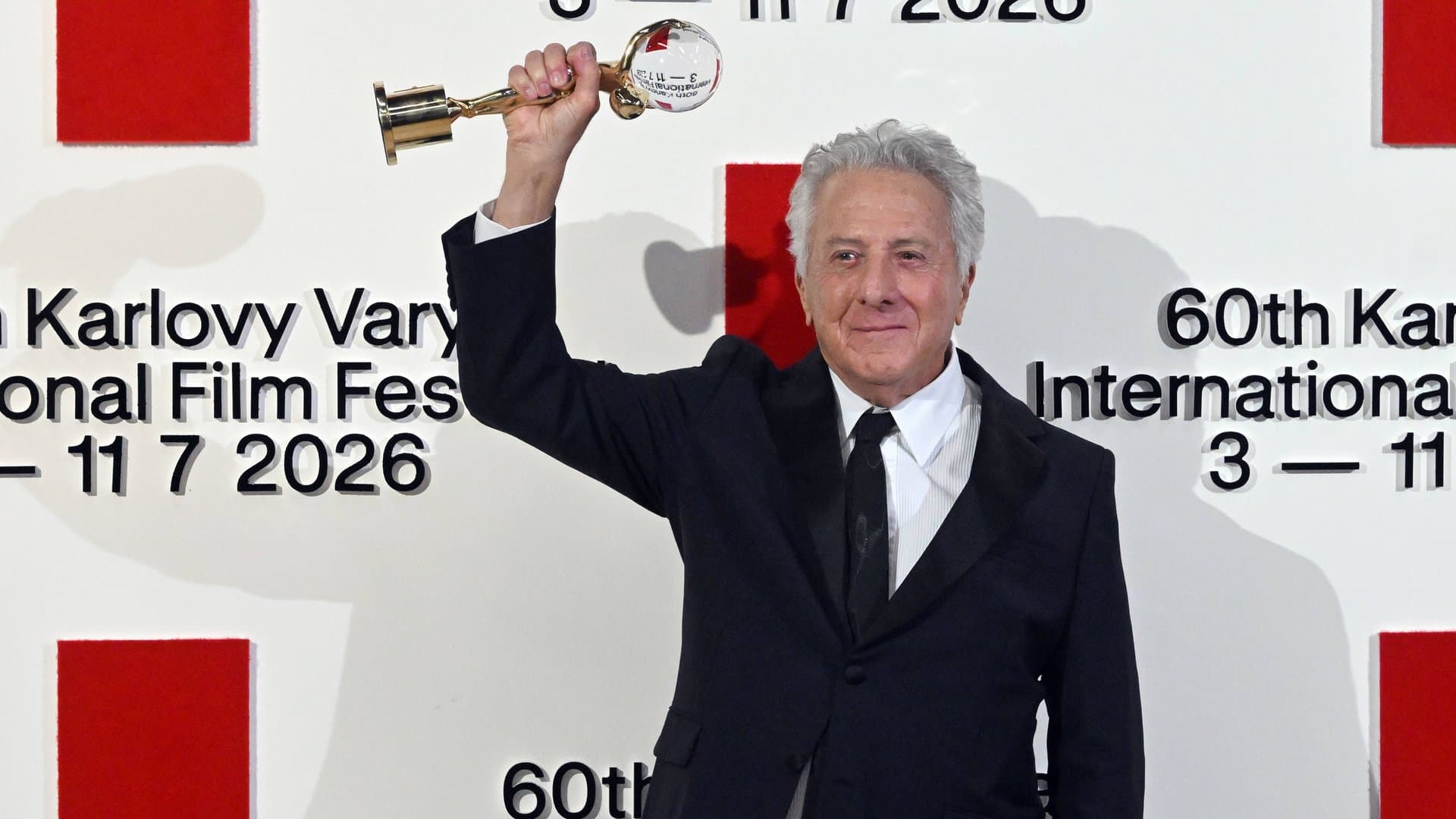 Dustin Hoffman with his award in Karlovy Vary.
