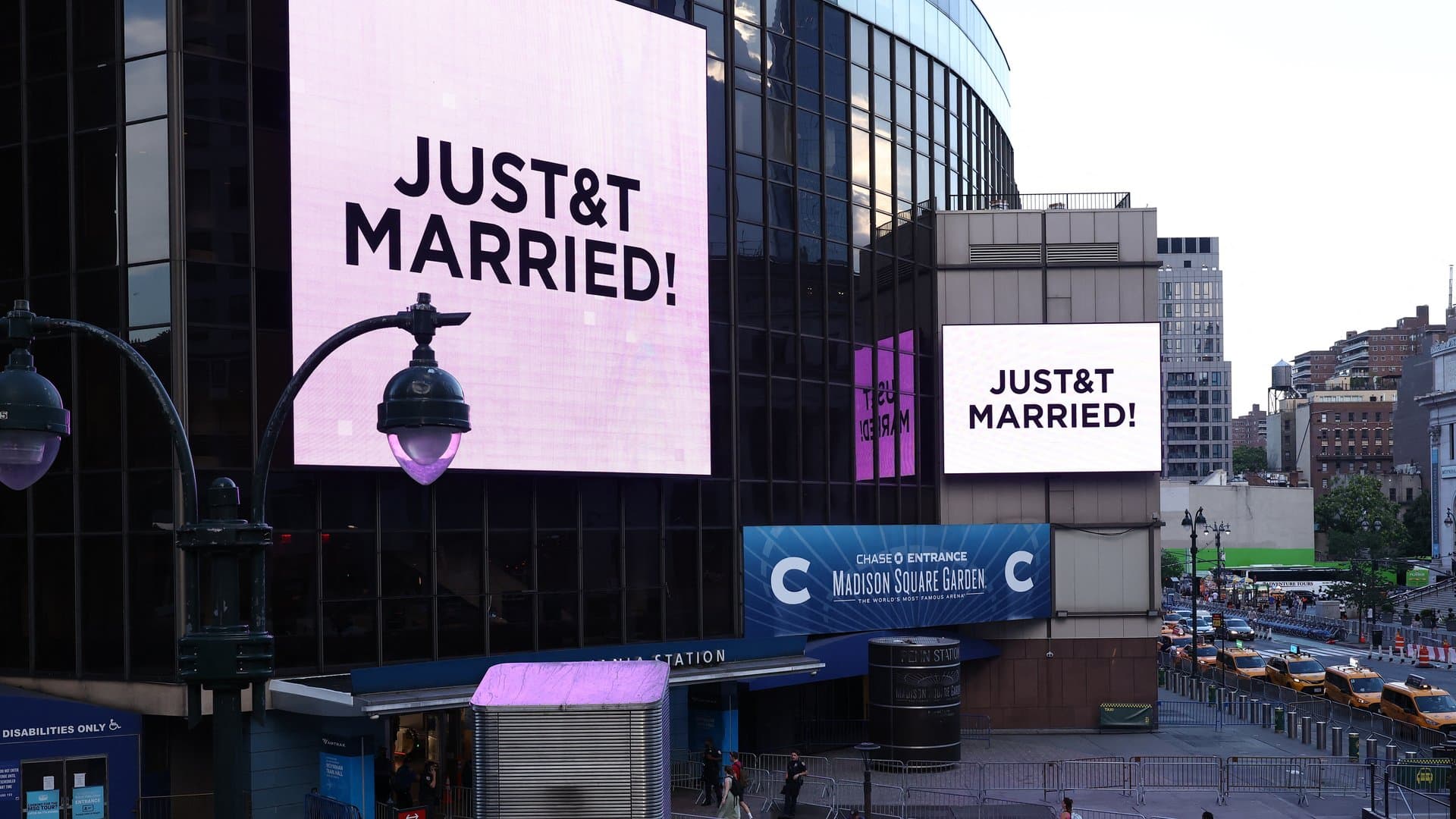 Outside Madison Square Garden, the wedding of Taylor Swift and Travis Kelce was announced with the lettering "JUST&T MARRIED!".