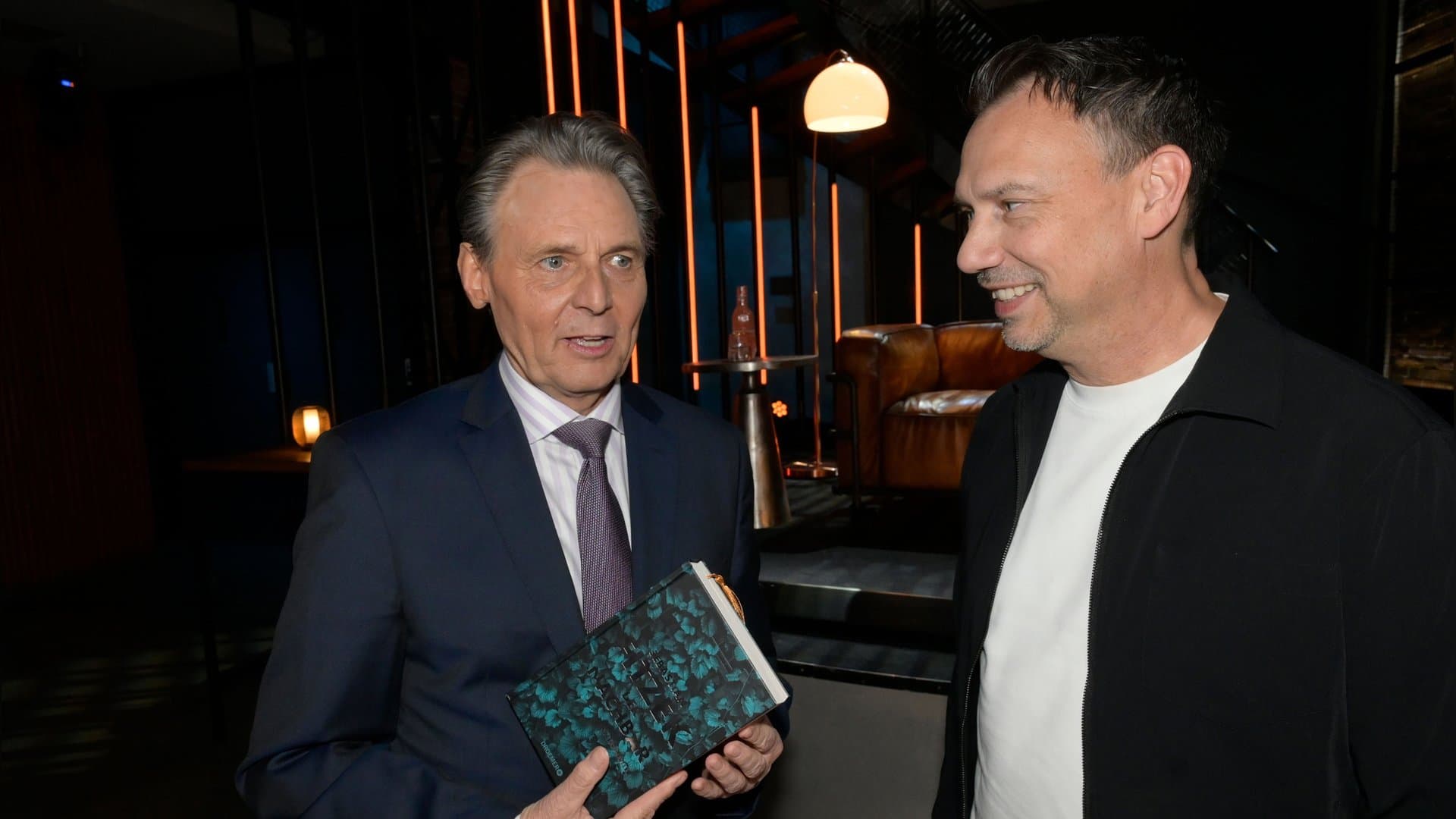 Sebastian Fitzek (r.) trifft bei "GZSZ" bei einer geheimnisvollen Lesung auf Jo Gerner (Wolfgang Bahro).