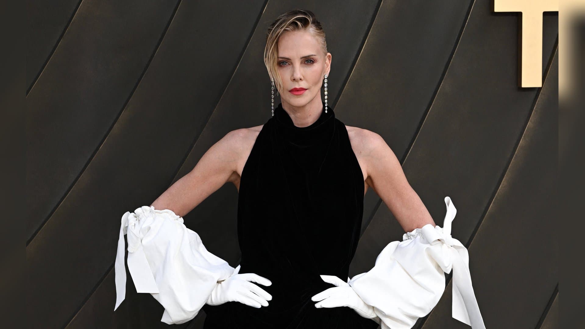 Charlize Theron at the premiere of "Die Odyssee" in London.