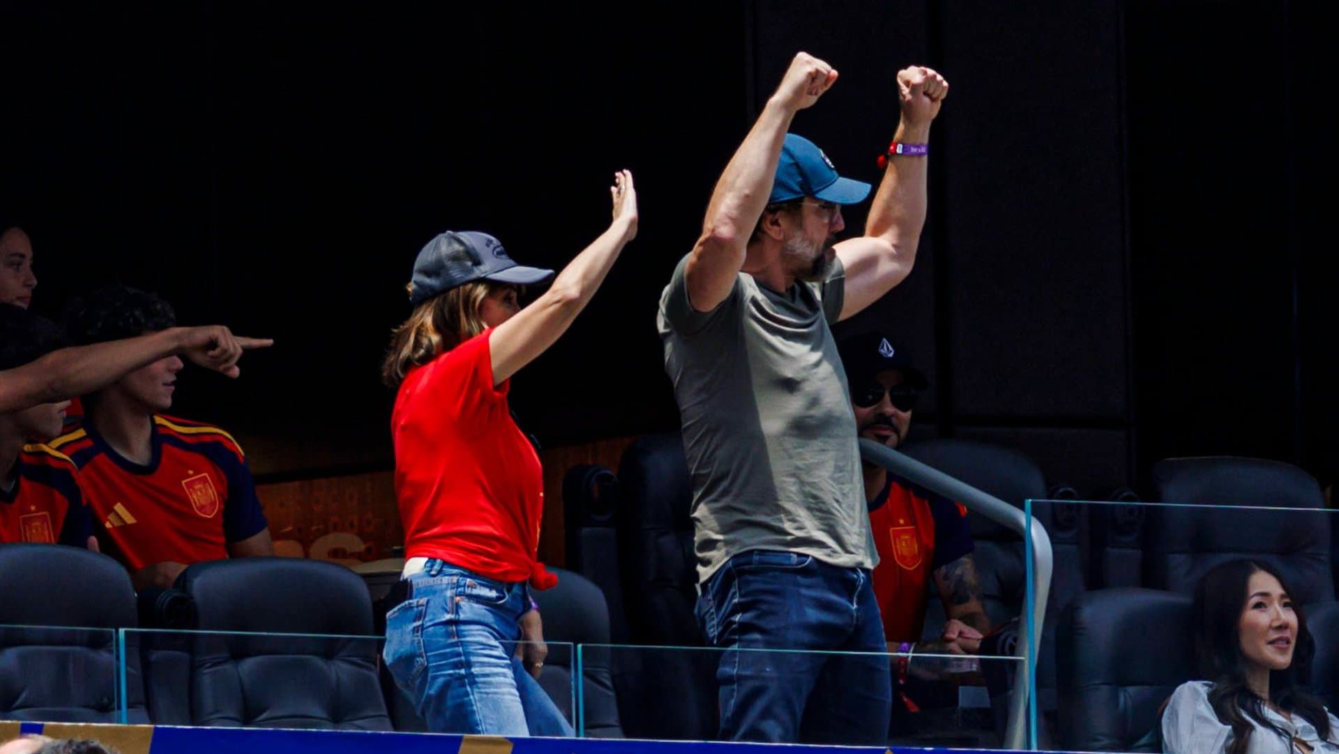Penélope Cruz und Javier Bardem auf der Tribüne in Inglewood.