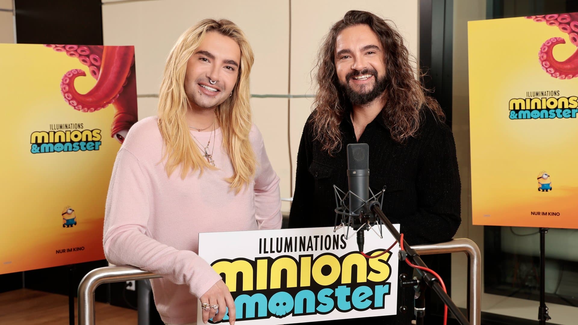 Bill and Tom Kaulitz (r.) in the dubbing studio for the film "Minions & Monster".