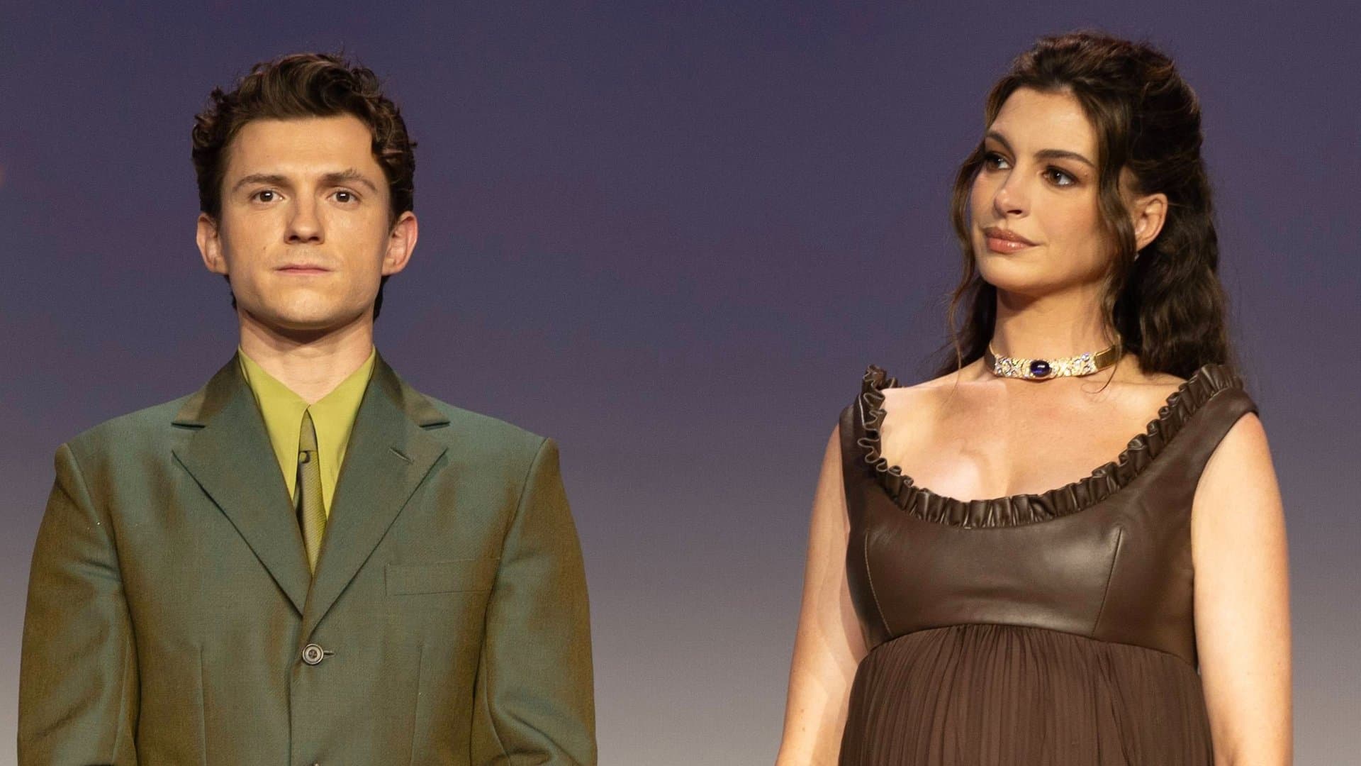 Tom Holland - hier bei der Premiere in Paris - scheint seine Kollegin Anne Hathaway am Set von "Die Odyssee" schwer beeindruckt zu haben.