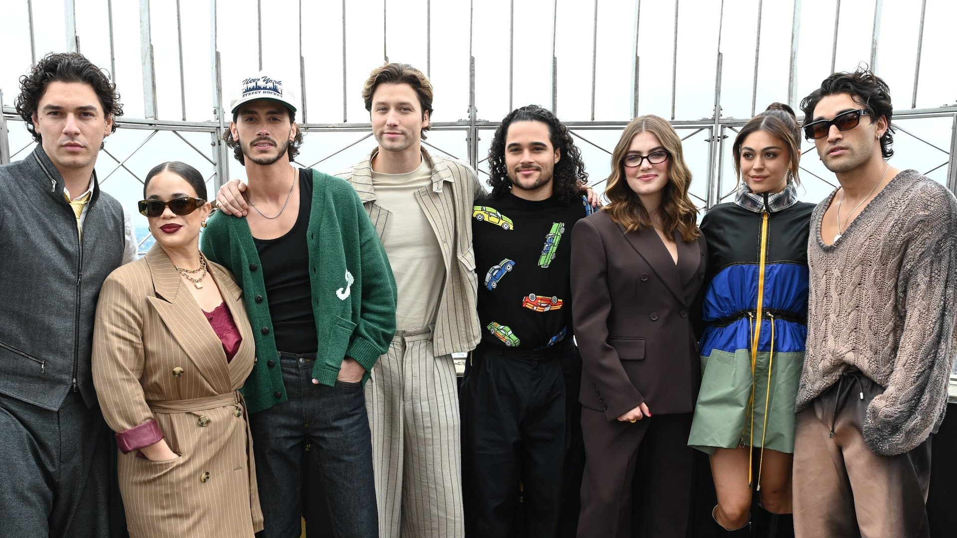 Vor dem Start von "Off Campus" im Mai posierten die Stars der ersten Staffel einträchtig auf dem Empire State Building in New York City.