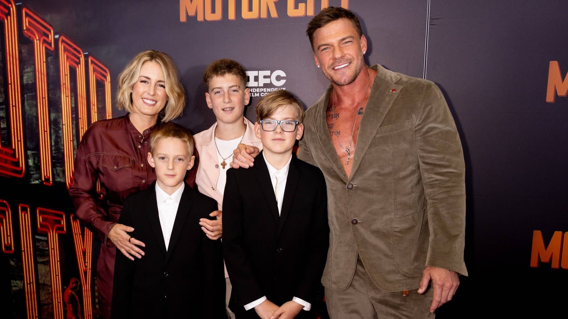 Catherine und Alan Ritchson mit ihren Söhnen.