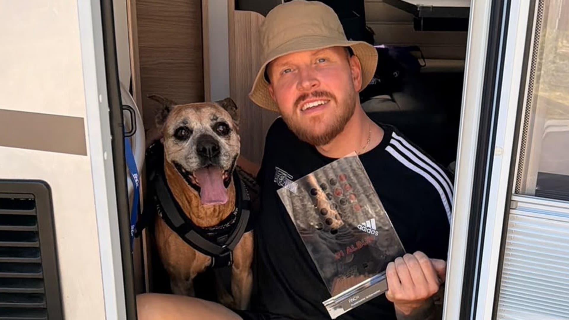 Rapper Finch mit seinem "Nummer 1 Award".