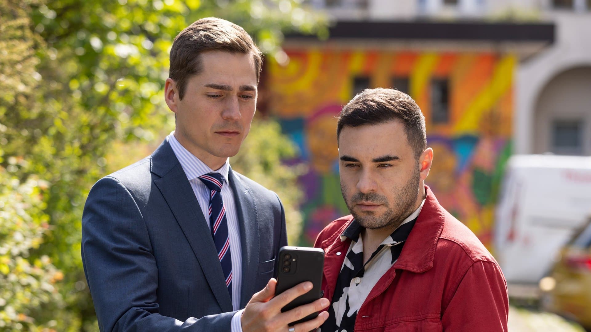 "Untr uns": Ringo (l.) und Easy erfahren von Julius' Übersprungshandlung.