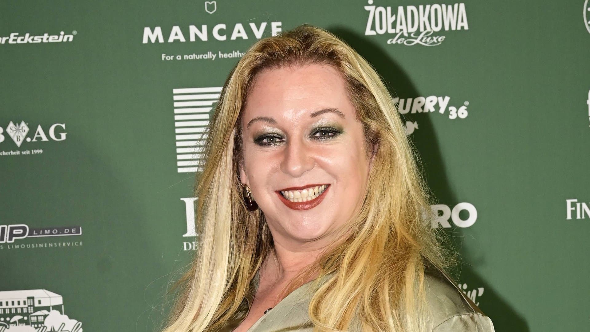 Rebecca Siemoneit-Barum wurde mit ihrer Rolle der Iffi Zenker in der Serie "Die Lindenstraße" bekannt, die sie von 1990 bis 2020 verkörpert hat.