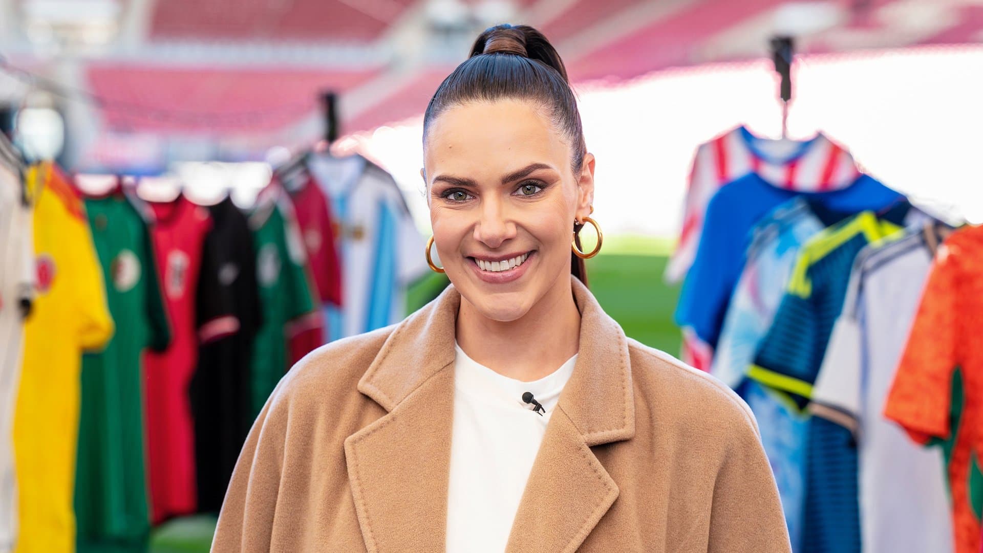 Esther Sedlaczek steht bei der WM wieder als Moderatorin am Spielfeldrand.