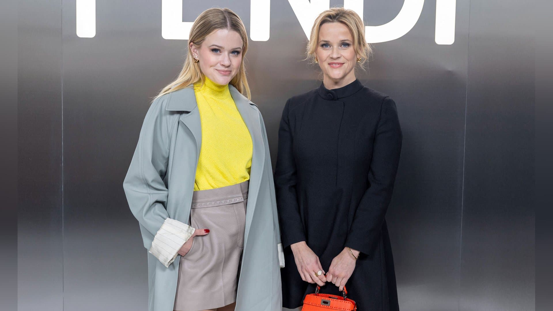 Reese Witherspoon und ihre Tochter Ava Phillippe zeigen eindrucksvoll, wie verblüffend ähnlich sich Mutter und Tochter sehen können.