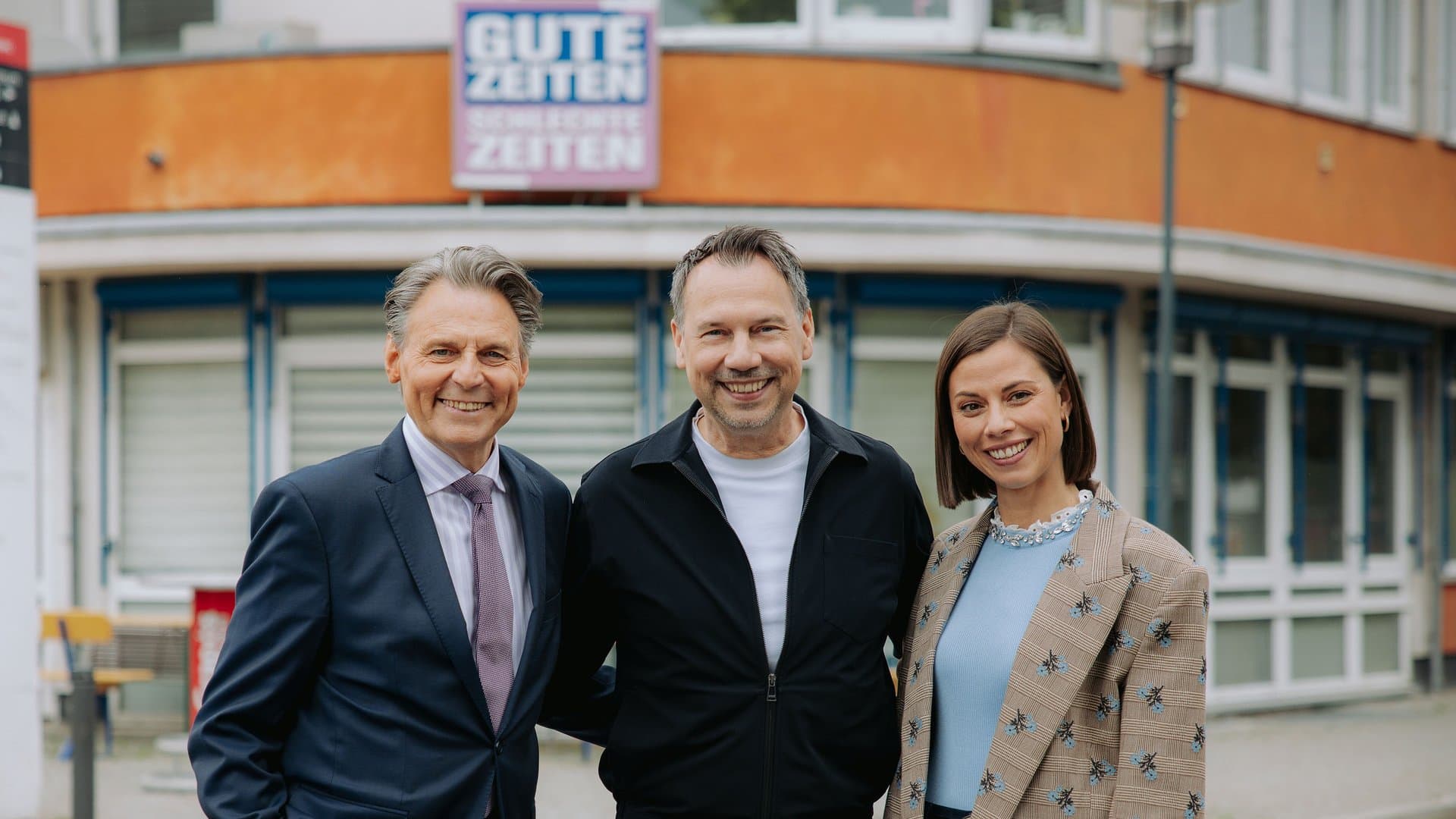 Wolfgang Bahro (li.), Bestsellerautor Sebastian Fitzek und Anna-Katharina Fecher am "GZSZ"-Set.
