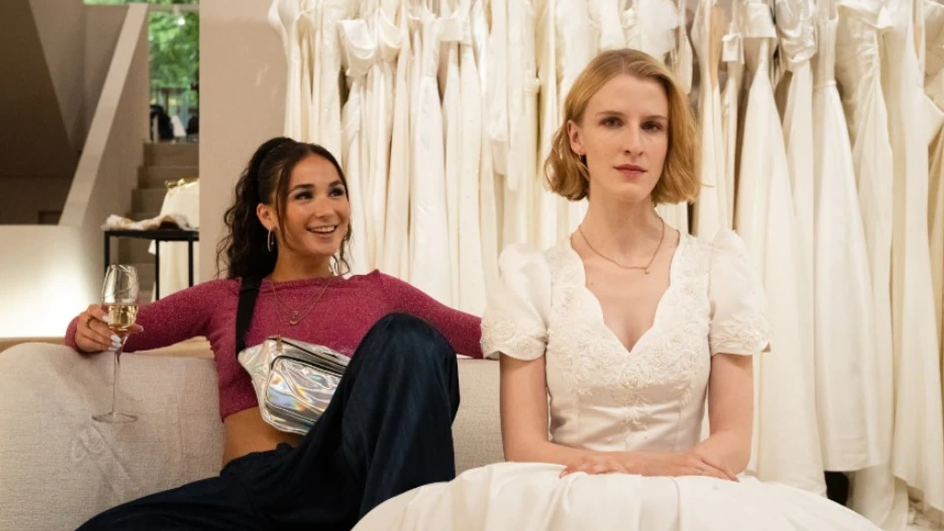 "Plötzlich Schwester": Sandy Koslowski (Cosima Henman, l.) hat eindeutig andere Vorstellungen vom perfekten Brautkleid als Sandra Giesinger (Klara Lange).