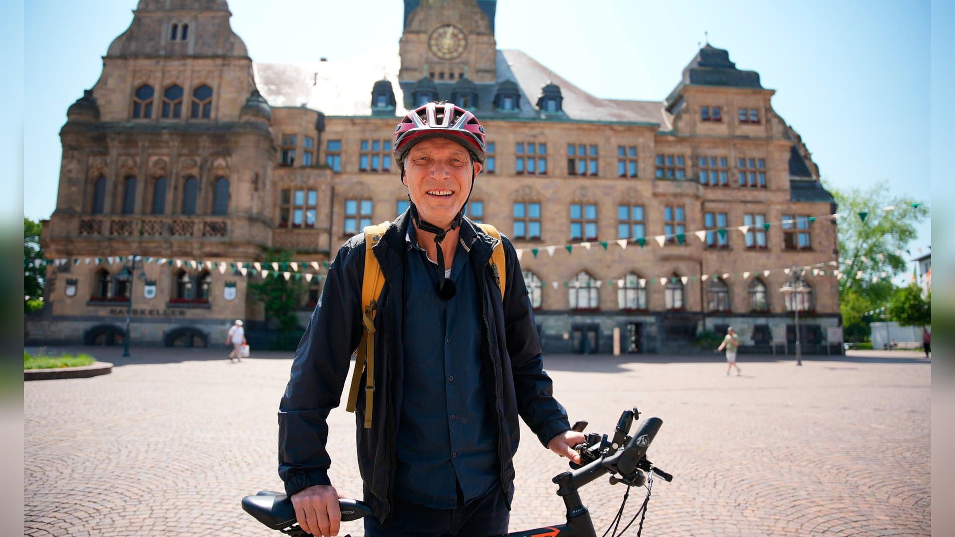 "Martin Brambach radelt durchs Revier": Martin Brambach explores the Ruhr area on a 75-mile journey for a WDR documentary.