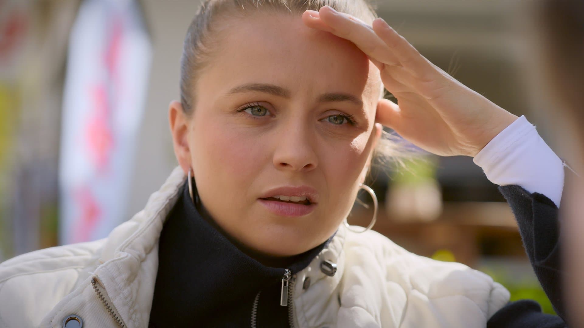 "Alles was zählt": Lucie (l.) ist von ihrer Diagnose geschockt.