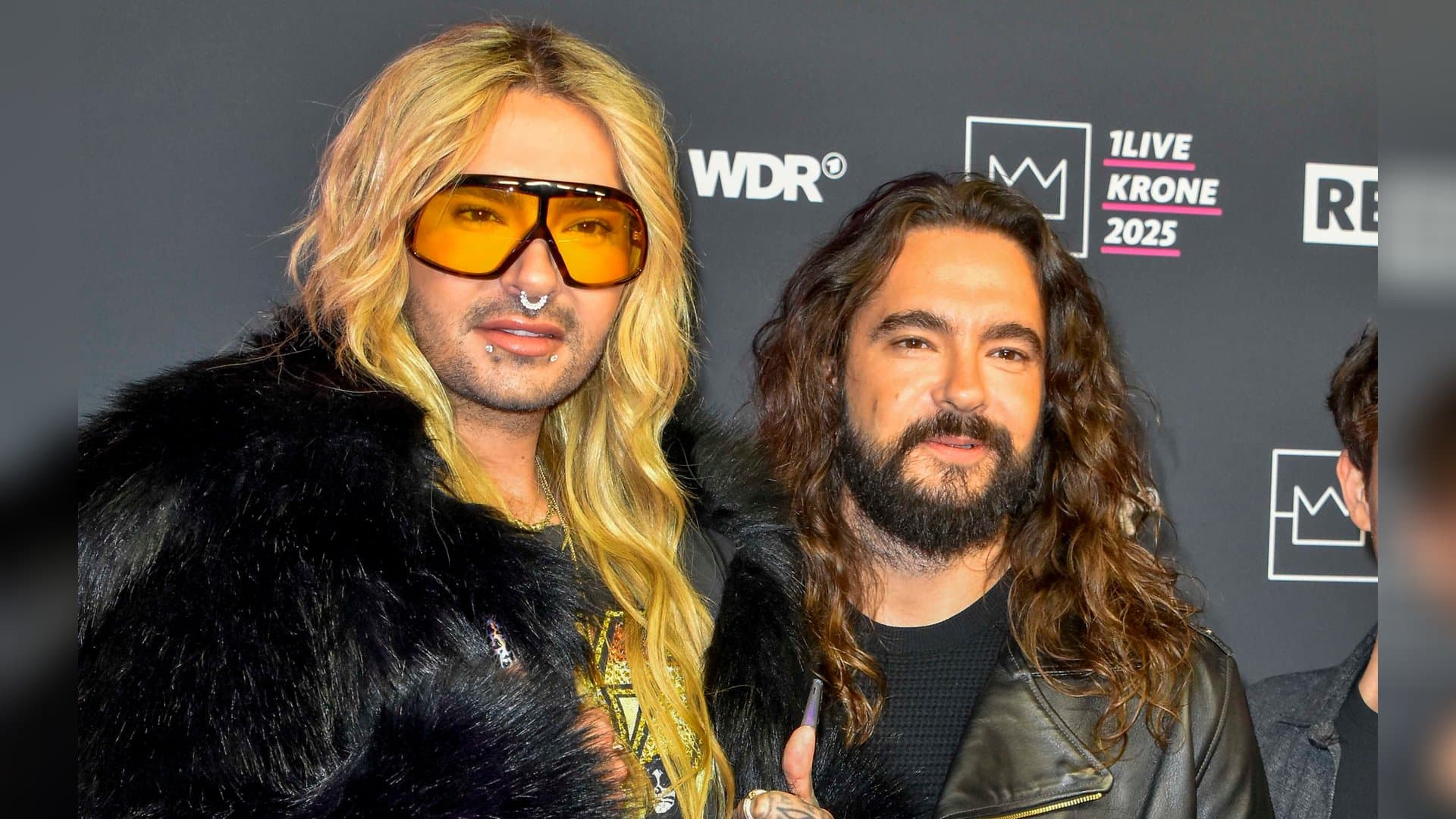 Bill und Tom Kaulitz auf dem roten Teppich.